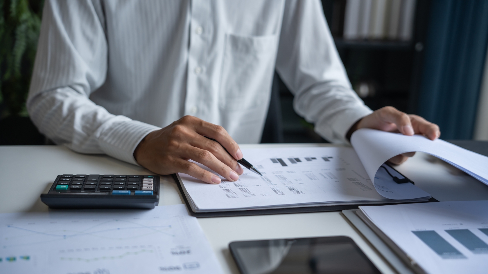 Empresario calculando o custo de manter uma franqueadora depois da formatação